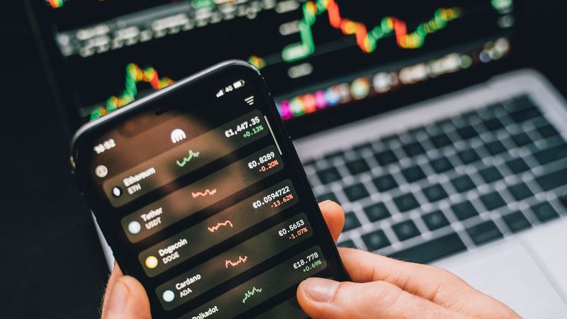 RLUSD stablecoin transfer volume falls as institutional holders rise